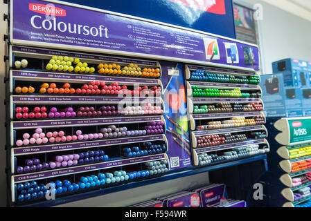 Bunte Palette von Bleistift im Keswick Pencil Museum, Cumbria, England Stockfoto