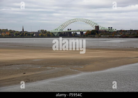 Die Silver Jubilee-Brücke über den Fluss Mersey in Runcorn gesehen aus dem Osten zeigen Wattenmeer an der Mündung des Mersey Stockfoto