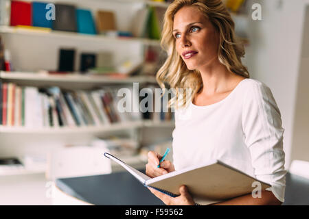 Atemberaubende blonde Frau lesen Stockfoto