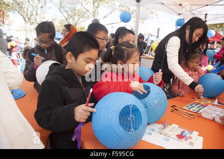 Kinder Decorte Laternen, mit in den chinesischen Herbstfest und Laternenumzug im Stadtteil Chinatown von Brook zu marschieren Stockfoto