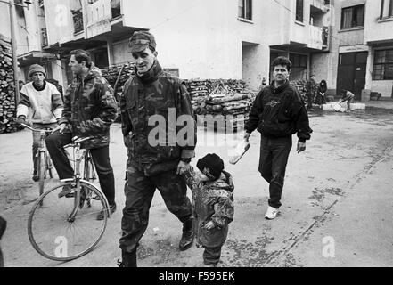 Krieg in ex-Jugoslawien, die Bevölkerung von Goražde trifft den erste Konvoi der NATO Aids nach dem Ende der Belagerung von Serben (Januar 1996) Stockfoto