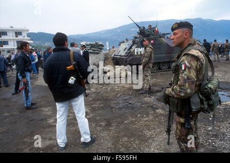 Albanien, Operation Alba der italienischen Streitkräfte nach dem Bürgerkrieg von Frühjahr 1997, Marine-Infanteristen des S.Marco Bataillon und der lokalen Polizei patrouilliert Valona Stadt Stockfoto