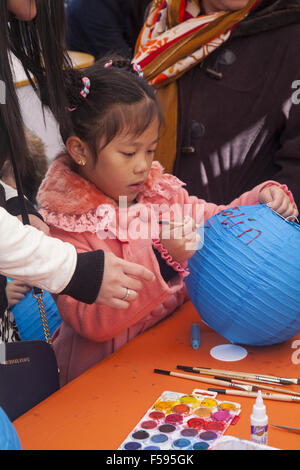 Kinder schmücken, Laternen, in der chinesischen Herbstfest zu marschieren und Laternenumzug im Stadtteil Chinatown von Brooklyn Stockfoto