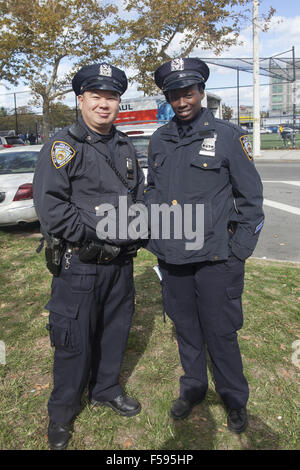 Chinesischer und Afrikanischer Amerikaner NYPD-Polizisten posieren am chinesischen Herbstfest und Laternenumzug in Chinatown Wiehern Stockfoto