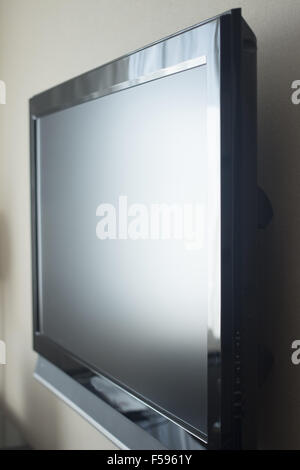 Moderne leere Schlafzimmer mit led-tv auf weiße Wand und Holzregal ... Moderne leere Schlafzimmer mit led-tv auf weiße Wand und Holzregal ...