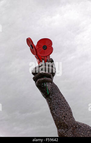 Erinnerung-Mohnblumen auf Eisenskulptur Stockfoto