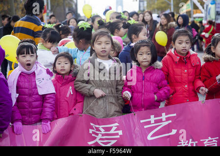 Schüler nehmen an der chinesischen Herbstfest und Laternenumzug im Stadtteil Chinatown von Brooklyn, N Stockfoto