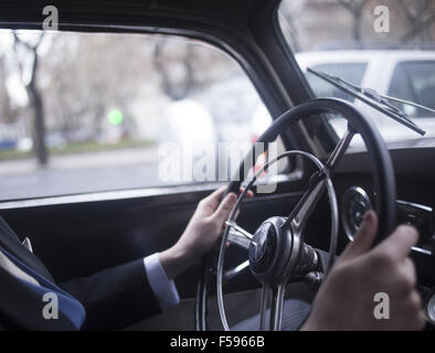 Chauffeur nach Zeremonie Foto Hochzeit Ehe Auto zu fahren. Stockfoto