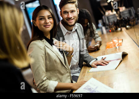 Business-Leute in einem Pub entspannen und Spaß haben Stockfoto