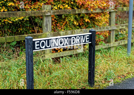 Equinox Verkehrszeichen im Industriegebiet Stockfoto