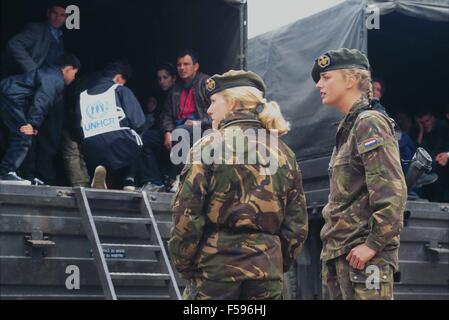 Krieg in ex-Jugoslawien, Flüchtling aus dem Kosovo kommt von der niederländischen Armee transportierte in die Versammlung Lager April 1999 Stockfoto