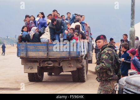 Krieg in ex-Jugoslawien, Flüchtling aus dem Kosovo kommt von der niederländischen Armee transportierte in die Versammlung Lager April 1999 Stockfoto