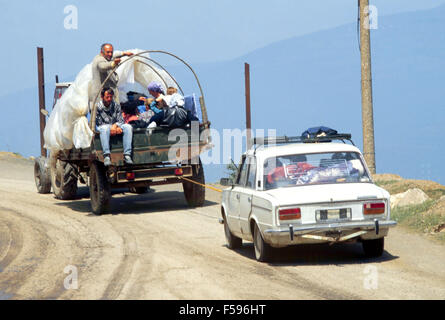 Krieg in ex-Jugoslawien, Kosovo-Krise, Flüchtlinge kommen mit Traktoren vom Morini-Pass, die Stadt von Kukes - Profughi dal heraus Scendono Sui Trattori dal Passo di Morini Alla Città di Kukes Stockfoto