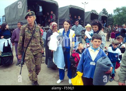 Krieg in ex-Jugoslawien, Flüchtling aus dem Kosovo kommt von der niederländischen Armee transportierte in die Versammlung Lager April 1999 Stockfoto