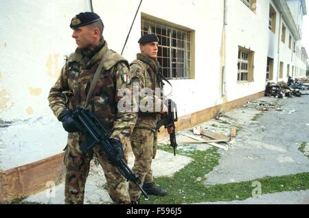 Albanien, Patrouillen Betrieb Alba der italienischen Streitkräfte nach dem Bürgerkrieg von Frühjahr 1997, Marine-Infanteristen des S.Marco Bataillon Valona Stadt Stockfoto