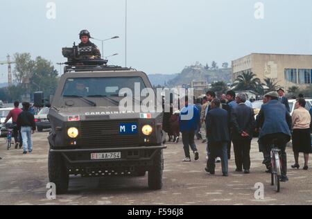 Albanien, Patrouillen Betrieb Alba der italienischen Streitkräfte nach dem Bürgerkrieg von Frühjahr 1997, Soldaten der Spezialeinheit 1. Regiment Carabinieri Fallschirmspringer "Tuscania" Valona Stadt Stockfoto