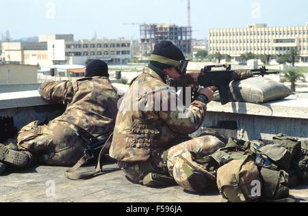 Albanien, Betrieb Alba der italienischen Streitkräfte nach dem Bürgerkrieg von Frühjahr 1997, Marine-Infanteristen des S.Marco Bataillon Patrouillen Valona Stadt - Operazione Alba Delle Forze Armate Italiane Dopo la Guerra Civile della Primavera 1997 Fanti di Marina del Battaglione S.Marco Pattugliano Valona Stockfoto