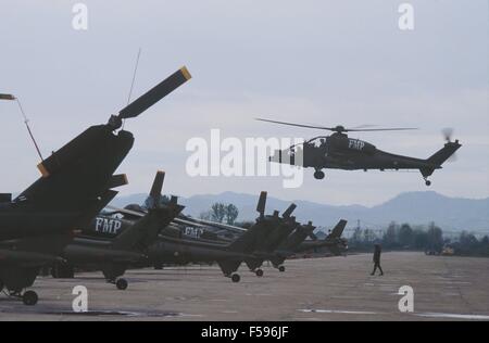 Operation Alba der italienischen Streitkräfte nach dem Bürgerkrieg von Frühjahr 1997, italienische Armee A 129 "Mangusta" Panzerabwehr Kampfhubschrauber am Flughafen Tirana - Operazione Alba Delle Forze Armate Italiane Dopo la Guerra Civile della Primavera 1997, Elicottero da Combattimento Anticarro A 129 "Mangusta" dell'esercito Italiano all'aeroporto di Tirana Stockfoto