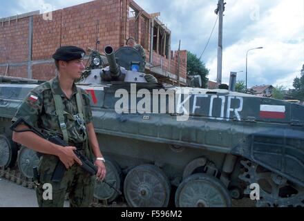 NATO-Intervention im Kosovo, Juli 2000, Checkpoint der polnischen Armee in der Mitroviza Stadt Stockfoto