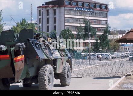 NATO-Intervention im Kosovo, Juli 2000, gepanzerten Fahrzeug der französischen Armee Patrouille Mitroviza Stadt Stockfoto
