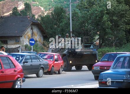 NATO-Intervention im Kosovo, Juli 2000, gepanzerten Fahrzeug der französischen Armee Patrouille Mitroviza Stadt Stockfoto