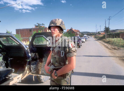 NATO-Intervention im Kosovo, Juli 2000, Checkpoint der französischen Armee in der Nähe von Mitroviza Stadt Stockfoto
