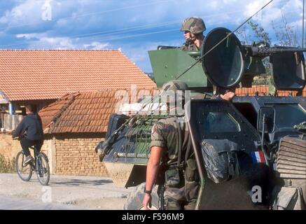 NATO-Intervention im Kosovo, Juli 2000, Checkpoint der französischen Armee in der Nähe von Mitroviza Stadt Stockfoto