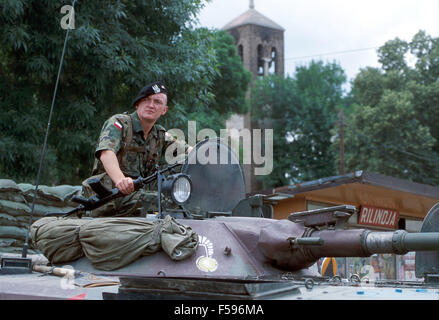 NATO-Intervention im Kosovo, Juli 2000, Checkpoint der polnischen Armee in der Mitroviza Stadt Stockfoto