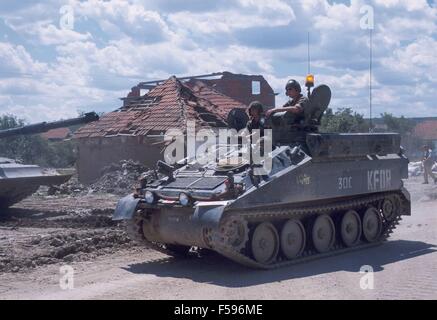 NATO-Intervention im Kosovo, Juli 2000, britische gepanzerte Fahrzeug an der Grenze zu Serbien in der Nähe von Podujevo - heraus, Veicolo Corazzato Tedesco al Confine con la Serbien Nei Pressi della Città di Podujevo Stockfoto