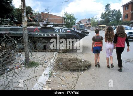 NATO-Intervention im Kosovo, Juli 2000, Checkpoint der polnischen Armee in der Mitroviza Stadt Stockfoto
