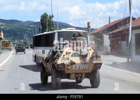 NATO-Intervention im Kosovo, Juli 2000, gepanzerten französischen Auto Escort serbischen Bus in der albanischen Zone der Mitroviza Stadt Stockfoto
