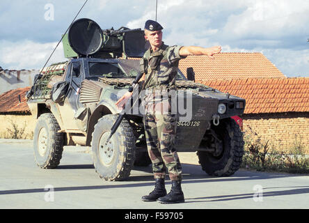NATO-Intervention im Kosovo, Juli 2000, Checkpoint der französischen Armee in der Nähe von Mitroviza Stadt Stockfoto