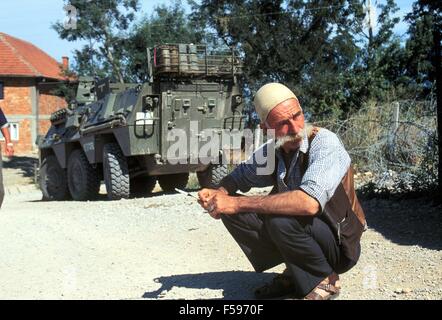 NATO-Intervention im Kosovo, Juli 2000, albanische Greis und gepanzerten Fahrzeug der spanischen Armee in der Nähe von Istok Stadt Stockfoto