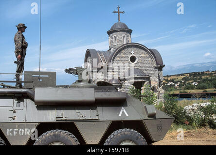 NATO-Intervention im Kosovo, Juli 2000, gepanzertes Fahrzeug der spanischen Armee schützt eine orthodoxe Kirche Stockfoto
