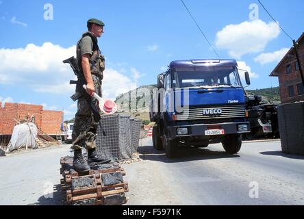 NATO-Intervention im Kosovo, Juli 2000, Checkpoint der deutschen Armee in der Nähe der Stadt Orahovac. Stockfoto