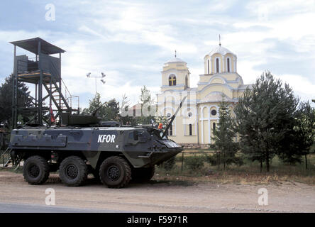 NATO-Intervention im Kosovo, Juli 2000, gepanzertes Fahrzeug der norwegischen Armee schützt eine orthodoxe Kirche Stockfoto