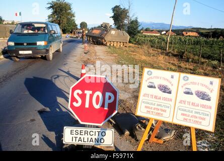 NATO-Intervention im Kosovo, Juli 2000, Checkpoint der italienischen Armee in der Nähe des Deciani Stockfoto