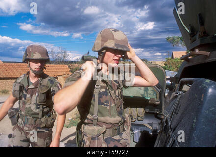 NATO-Intervention im Kosovo, Juli 2000, Checkpoint der französischen Armee in der Nähe von Mitroviza Stadt Stockfoto
