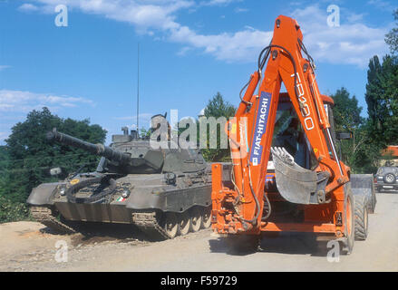 NATO-Intervention im Kosovo, Juli 2000, Checkpoint der italienischen Armee mit Leopard-Panzer in der Nähe des Deciani Stockfoto