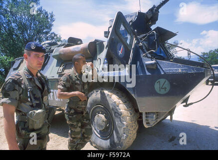 NATO-Intervention im Kosovo, Juli 2000, gepanzerten Fahrzeug der französischen Armee Patrouille Mitroviza Stadt Stockfoto
