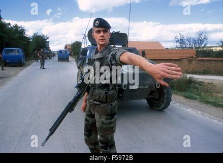 NATO-Intervention im Kosovo, Juli 2000, Checkpoint der französischen Armee in der Nähe von Mitroviza Stadt Stockfoto