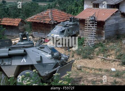 NATO-Intervention im Kosovo, gepanzerte Juli 2000, Fahrzeuge, die von der spanischen Armee in einem Dorf in der Nähe von Istok Stadt Stockfoto