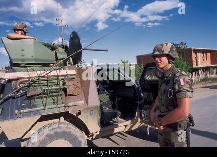 NATO-Intervention im Kosovo, Juli 2000, Checkpoint der französischen Armee in der Nähe von Mitroviza Stadt Stockfoto