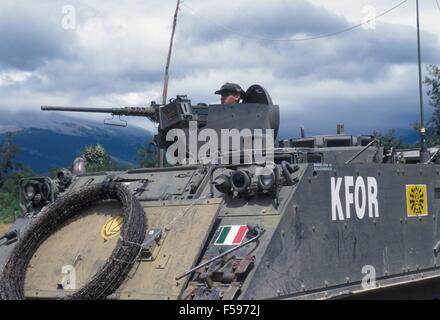NATO-Intervention im Kosovo, Juli 2000, italienische Soldaten der mechanisierten Brigade Sassari Garnison die serbischen Enklave von Goradzev Stockfoto