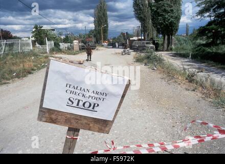 NATO-Intervention im Kosovo, Juli 2000, Checkpoint der italienischen Armee in der Nähe des Deciani Stockfoto