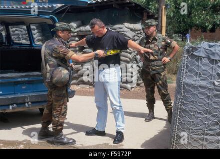 NATO-Intervention im Kosovo, Juli 2000, Checkpoint der italienischen Armee in der Nähe des Deciani Stockfoto