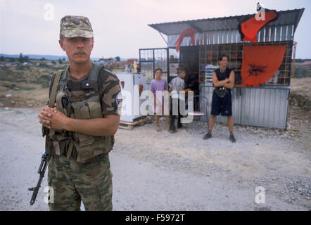 NATO-Intervention im Kosovo, Juli 2000, Checkpoint von russischen Soldaten in der Nähe von Flughafen von Pristina Stockfoto