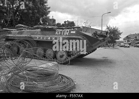 NATO-Intervention im Kosovo, Juli 2000, Checkpoint der polnischen Armee in der Mitroviza Stadt Stockfoto