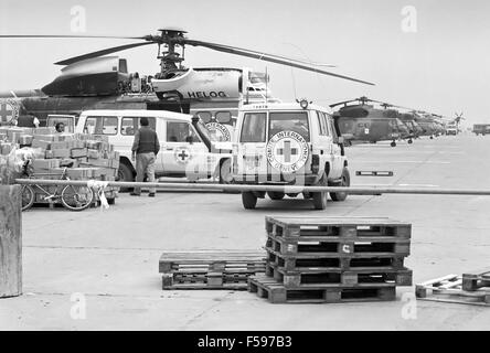 Krieg Krise im Kosovo, April 1999, unterstützt humanitäre Hilfe für Flüchtlinge in Flughafen Tirana (Albanien) entladen zu entkommen Stockfoto