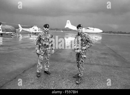 Krieg Krise im Kosovo, April 1999, unterstützt humanitäre Hilfe für Flüchtlinge in Flughafen Tirana (Albanien) entladen zu entkommen Stockfoto